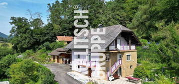 Ländlich gelegenes Einfamilienhaus mit gepflegtem Garten und Doppelcarport.