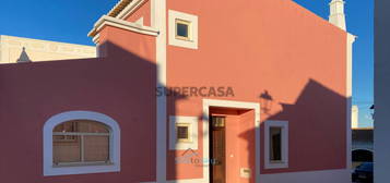 Atractiva E Espaçosa Casa De Aldeia Com Jardim E Piscina