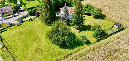 Maison individuelle avec grand jardin entièrement plat