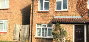 Flat to rent in Amanda Close, Chigwell IG7