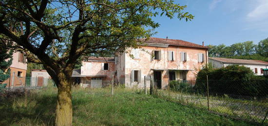 Piazzola s/B: intera BIFAMILIARE da RISTRUTTURARE