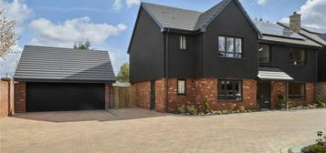 5 bedroom detached house for sale