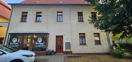 Mehrfamilienhaus mit Gewerbeeinheit und Grundstück