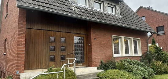 Attraktives Ein-/ Zweifamilienhaus auf großem Grundstück mit Garage in hervorragender Wohnlage