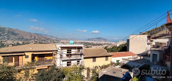 Altofonte piazza ristrutturato tre vani terrazzino