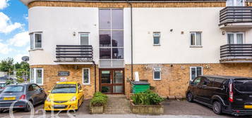 Flat to rent in Blunt Road, South Croydon CR2