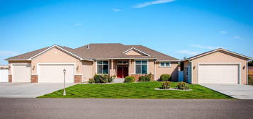 5990 Willowbend St, West Richland, WA 99353