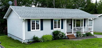 48 Barker St, Oromocto, NB E2V 2K9