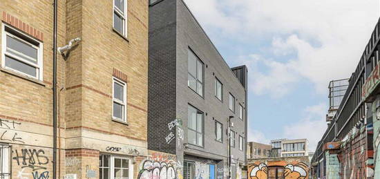 Maisonette to rent in Grimsby Street, London E2