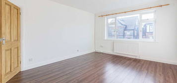 Flat to rent in Seymour Road, London N3