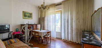 Trilocale da ristrutturare, quarto piano, Centro, Macerata