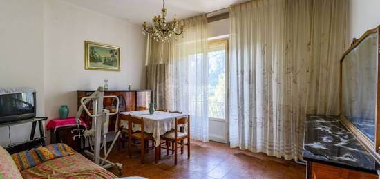 Trilocale da ristrutturare, quarto piano, Centro, Macerata