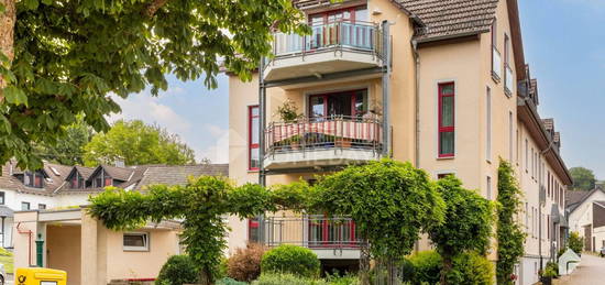 Viel Raum zum Wohlfühlen: Drei-Zimmer-Wohnung mit Balkon, Einbauküche, Stellplatz und Keller