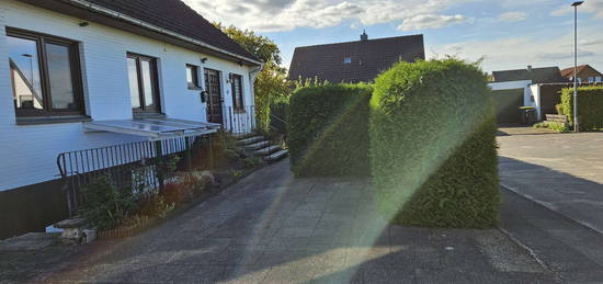 Großzügiges, solides Einfamilienhaus, Garage, Garten, ruhige gute Lage, ausgebautes Souterrain