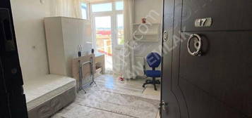 MODERNEVLERDE DURAKLARA YAKIN TERASLI 1+0 KRALIK APART