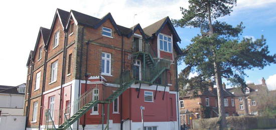 Flat to rent in Lindens, Nascot Road, Watford WD17