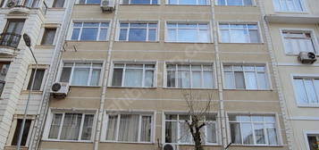 MOLLA GÜRANİ CADDESİ ÜSTÜNDE 3.KAT 4050.000.TL