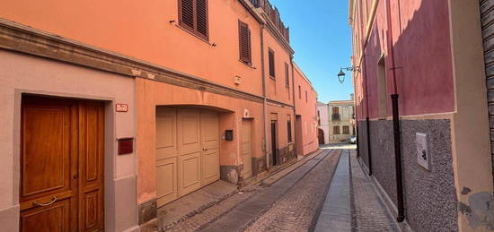 Casa indipendente bilivelli con cortile