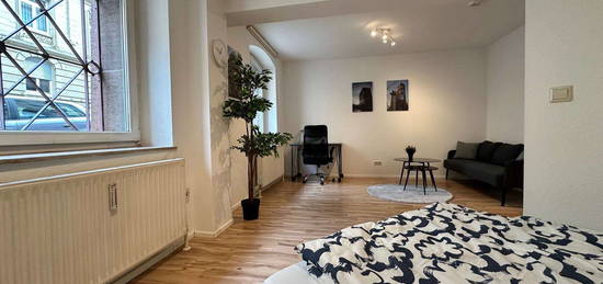 Diese vollmöblierte 29 m² Erdgeschosswohnung im sanierten Altbau von 1920 liegt zentral im Stuttgarter Westen. Sie bietet modernen Komfort, helle Räume und ist ideal für Singles oder Pendler. In...