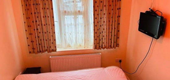 Studio to rent in Downham Way, London BR1