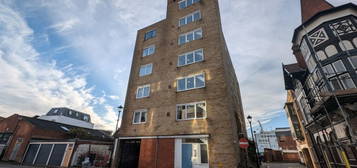 Flat to rent in Broad Street, Portsmouth PO1