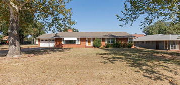 1107 Kaw St, Perry, OK 73077