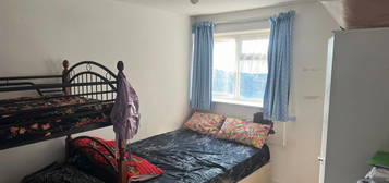 Property to rent in Tivoli Road, Hounslow TW4