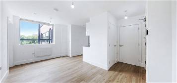 Flat to rent in Steeplemount House, Enfield EN2