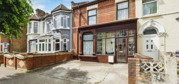 5 bed terraced house for sale