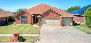 9301 Winfield Ln, Moore, OK 73160