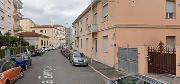 1655 trilocale con balcone zona ospedale a livorno