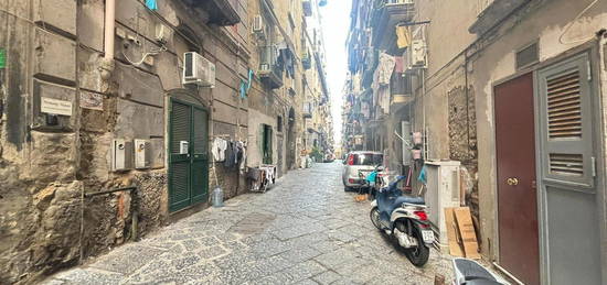 Bilocale Vico Portapiccola a Donnalbina, Centro Storico, Napoli