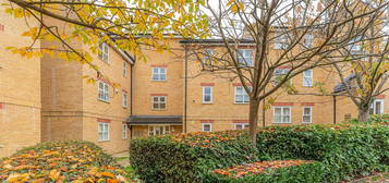 Flat for sale in Kirkland Drive, Enfield EN2