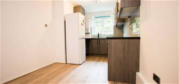 Flat to rent in Streamside Close, London N9