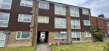 Flat for sale in Fairfield Close, Dunstable LU5