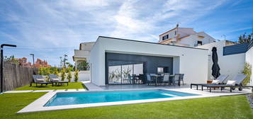 Bright Spacious House | Swimming Pool