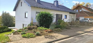 Einfamilienhaus mit Einliegerwohnung, Mehrgenerationenhaus, Garten, Garage, Burgblick