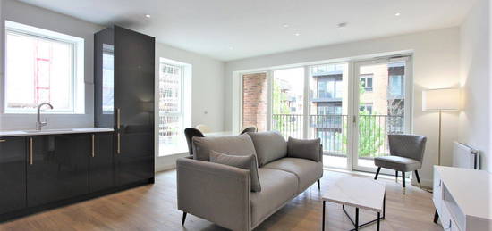 Flat to rent in Blenheim Mansions, Mary Neuner Road, London N8