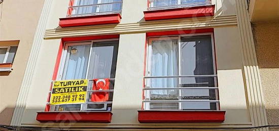 Bornova Küçükpark civarı 11 yıllık 2+1 Doğalgazlı Ara kat Daire