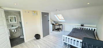 Studio to rent in Empire Road, Perivale UB6