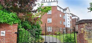 Flat to rent in Granville Road, Eastbourne BN20