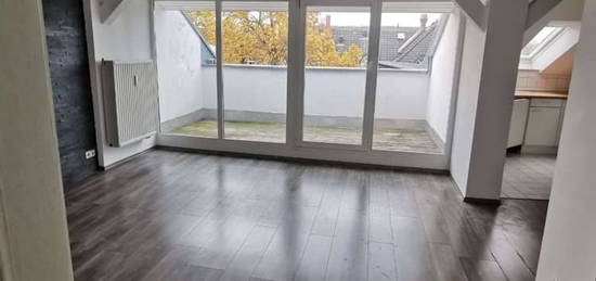 Dachwohnung mit EBK, Waschmaschine und großem Balkon