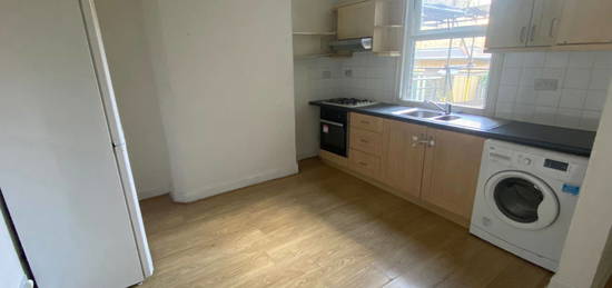 Flat to rent in 19 Cobourg Road, Southwark, London SE5