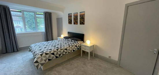 Room to rent in Hallswelle Road, London NW11