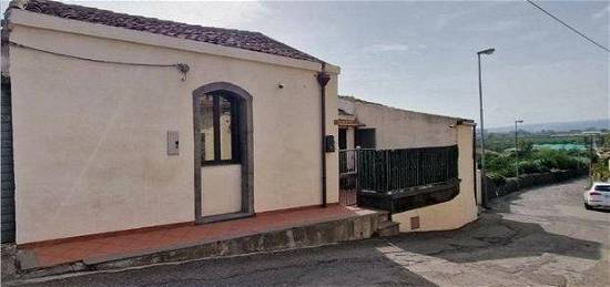 Casa singola con terreno a Fiumefreddo di Sicilia