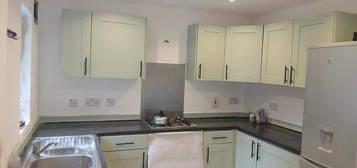 3 bedroom semi-detached house to rent