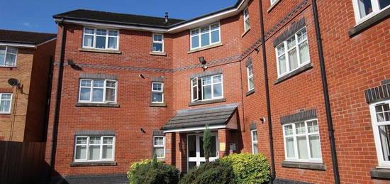 Flat to rent in Linnyshaw Close, Bolton BL3