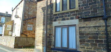 Flat to rent in Kilpin Hill Lane, Staincliffe, Dewsbury WF13