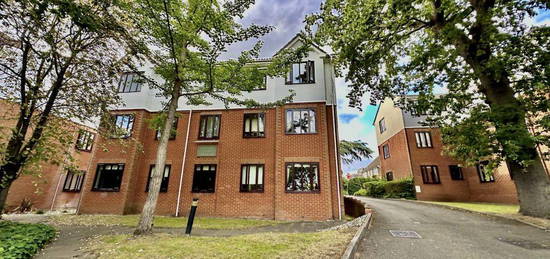 Flat to rent in Lyonsdown Road, New Barnet, Barnet EN5