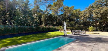 Élégante villa neuve jumelée par le garage avec piscine et vue dégagée -au Calme absolu